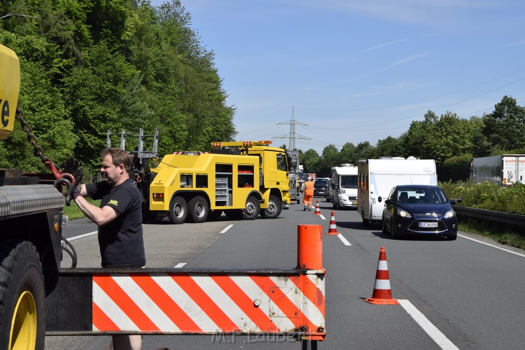 LKW in Boeschung A 3 Rich Frankfurt Hoehe Roesrath Lohmar P220.JPG - Miklos Laubert